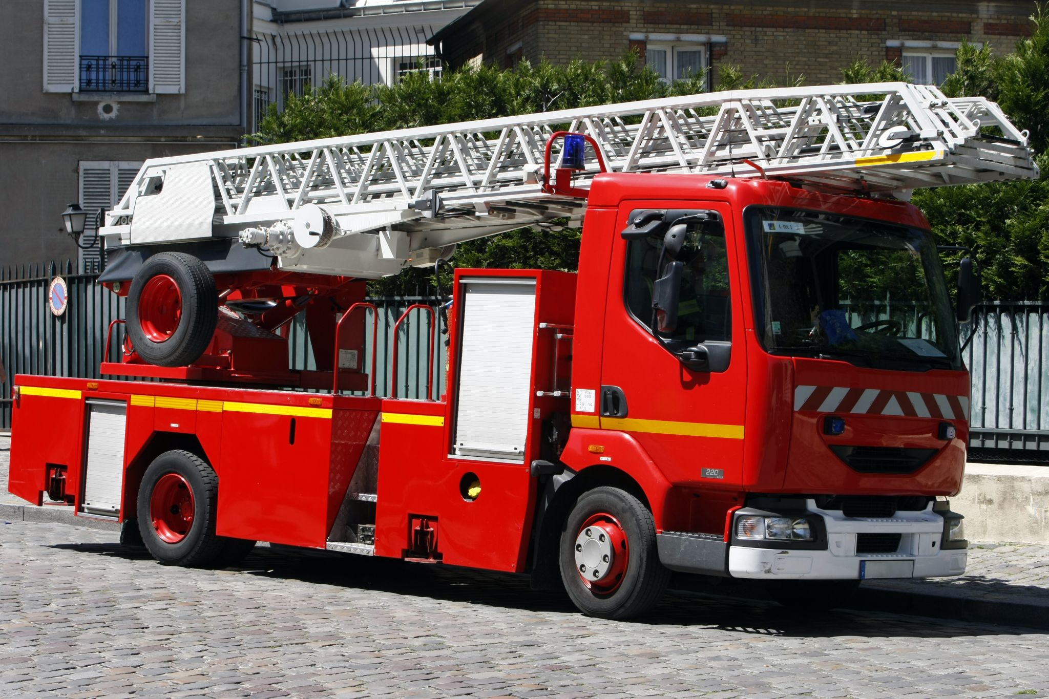 un camion de pompier avec une grande échelle escamotable