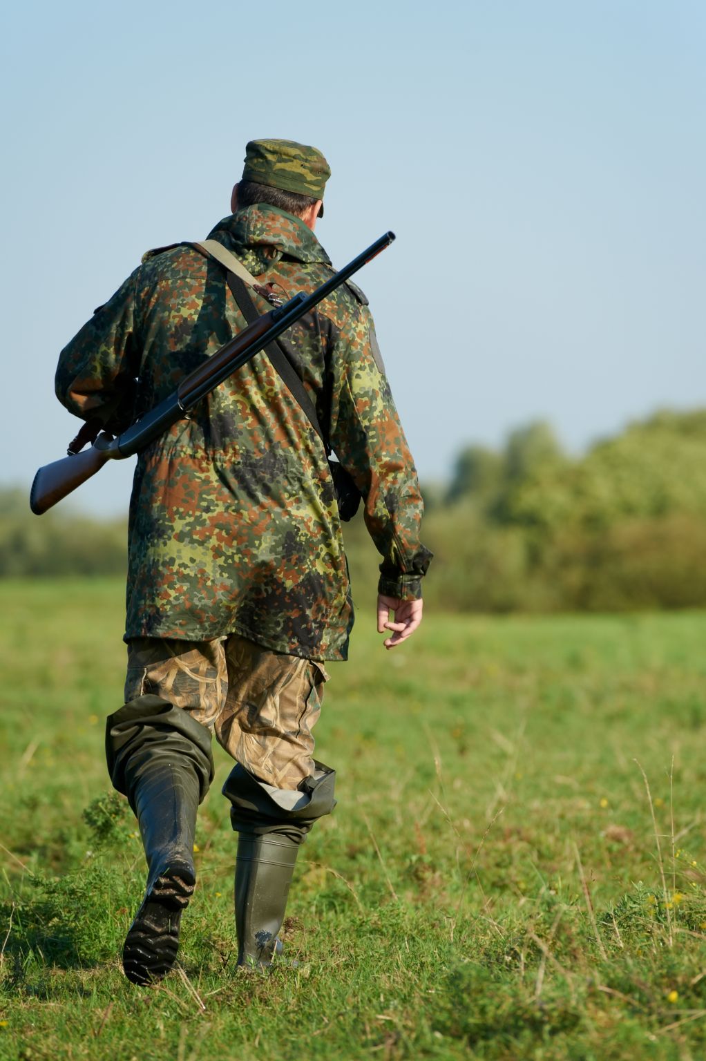 un chasseur en tenue de camouflage