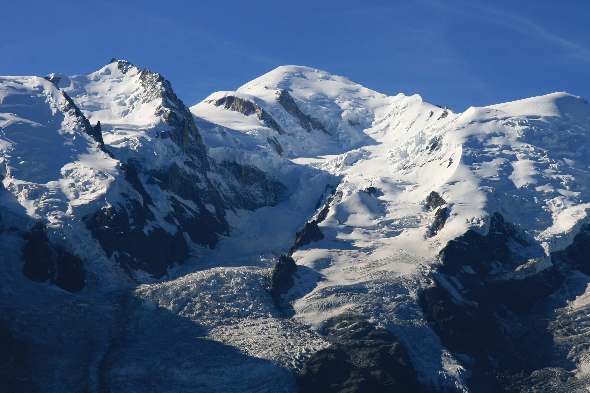 le massif du Mont-Blanc, dans les Alpes françaises, culminant à 4 810 m
